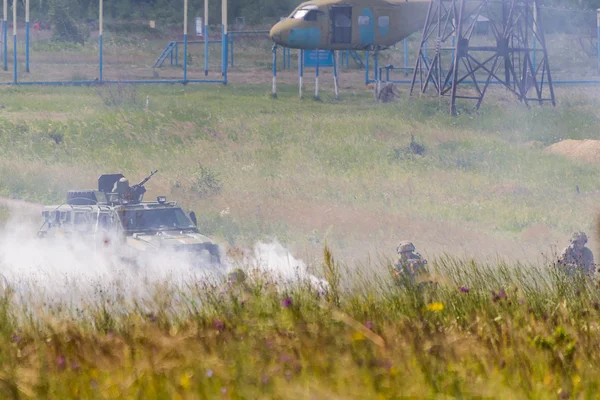 Ukraynalı askeri araç Kraz Spartan Commandos ile saldırı SIM — Stok fotoğraf