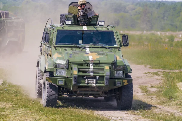 Ukrajinské vojenské vozidlo Kraz Spartan s příkazovém řádku zaútočit na sim — Stock fotografie