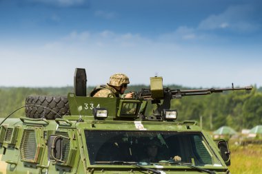 Topçu makineli Nsvt 12,7 çekmeye hazırlar