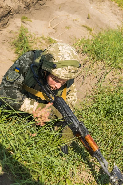 Comando pronto para disparar a partir do AK-74 em positi inimigo simulado — Fotografia de Stock