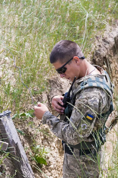 Український Саперна встановлює піротехнічні заряду — стокове фото