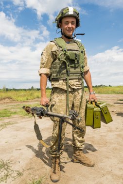  Ukrayna makine topçu ateş etme pozisyonu almaya hazır