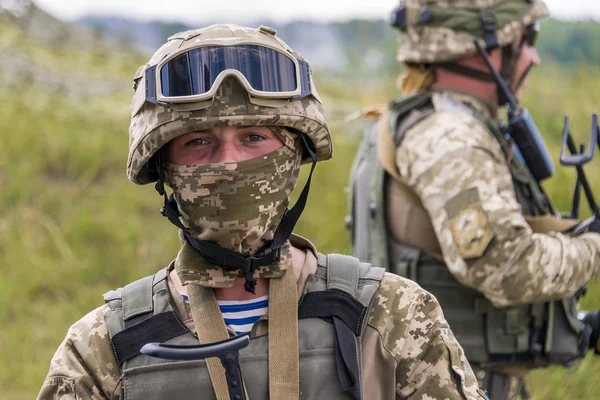 Український commando відпочиває після тренування боротьба — стокове фото