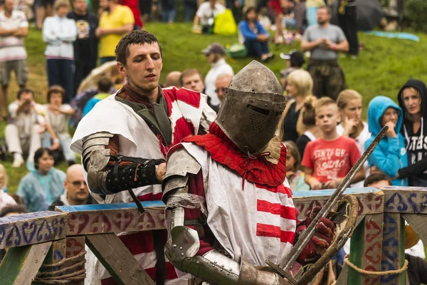 Participantes do festival em armadura de cavaleiro se prepara para lutas . — Fotografia de Stock