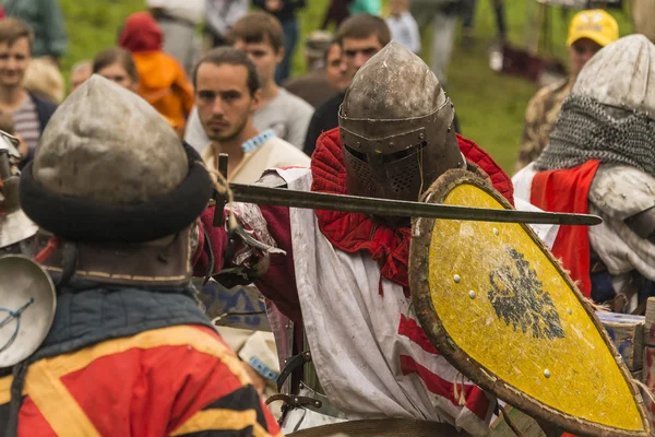 Participantes do festival em armadura de cavaleiro organizar lutas — Fotografia de Stock