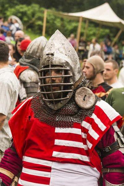 Participante del festival en armadura de caballero se prepara para las peleas . — Foto de Stock