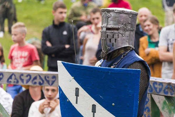 Participant du festival en armure de chevalier se prépare aux combats . — Photo