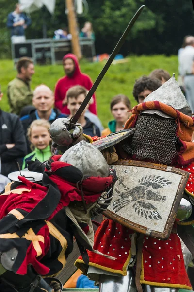 Participants of the festival in knight armor arrange fights — Stock Photo, Image