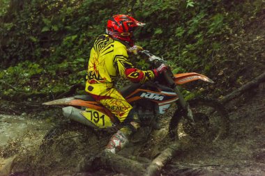 Bilinmeyen yarışçı izle ormanda üstesinden gelir.