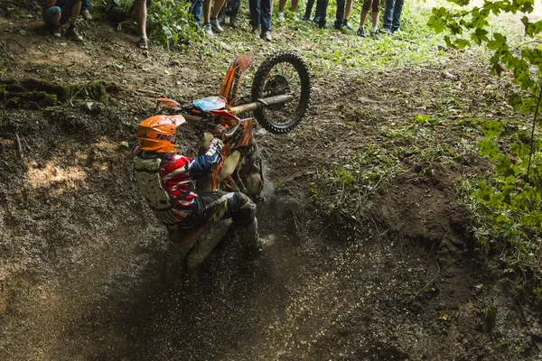 Onbekende racer overwint de track in het bos — Stockfoto