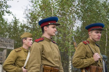 Lviv, Ukrayna 14 Ekim 2020: Askeri tarihi yeniden yapılanma, silahlı kuvvetlerin kuruluş yıldönümüne adanmıştır. Katılımcılar Lviv civarındaki savaşa hazırlanıyorlar..