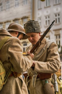 Lviv, Ukrayna - 02 Şubat 2020: Askeri tarihi yeniden yapılanma Kasım Devrimi. Askerler kişisel silahları teftiş ediyor Lviv, Ukrayna.