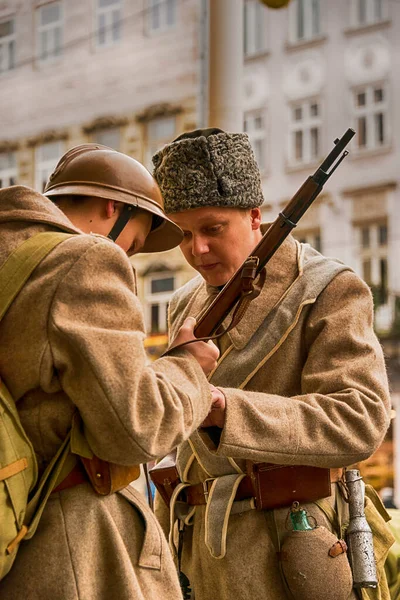 ウクライナのリヴィウ 2020年2月2日 軍事歴史的復興11月革命 兵士は個人的な武器を検査します Liviv ウクライナ — ストック写真