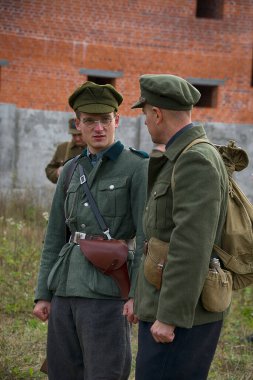 Lviv, Ukrayna 14 Ekim 2020: Askeri tarihi yeniden yapılanma, silahlı kuvvetlerin kuruluş yıldönümüne adanmıştır. Katılımcılar Lviv civarındaki savaşa hazırlanıyorlar..