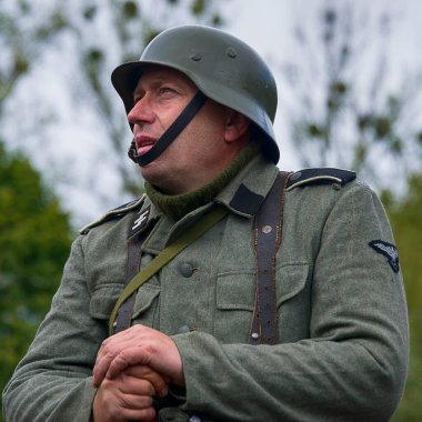 Lviv, Ukrayna 14 Ekim 2020: Askeri tarihi yeniden yapılanma, silahlı kuvvetlerin kuruluş yıldönümüne adanmıştır. Katılımcılar Lviv civarındaki savaşa hazırlanıyorlar..