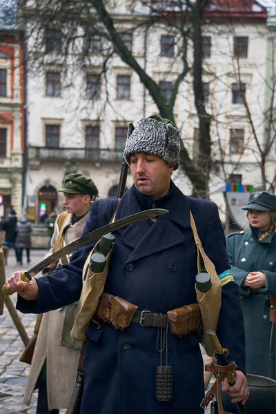 ウクライナのリヴィウ 2020年2月2日 軍事歴史的復興11月革命 サーベルを持つウクライナ軍の兵士の肖像 ウクライナのライブ — ストック写真