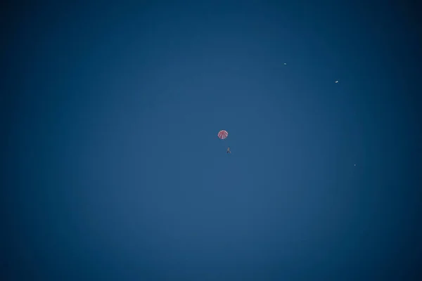 낙하산에 매달린 로켓의 — 스톡 사진