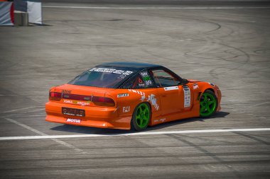 Lviv, Ukrayna - 4 Haziran 2016: Honda markasının tanınmayan sürücüsü Ukrayna 'nın Lviv kentinde düzenlenen şampiyonada pistin üstesinden geldi.