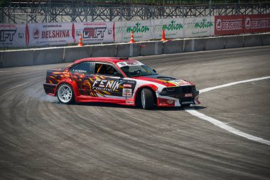 Lviv, Ukrayna - 4 Haziran 2016: BMW markasının tanınmayan sürücüsü Ukrayna 'nın Lviv kentinde düzenlenen şampiyonada pistin üstesinden geldi.