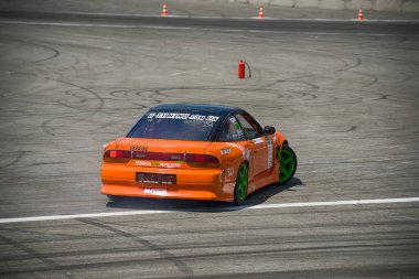 Lviv, Ukrayna - 4 Haziran 2016: Honda markasının tanınmayan sürücüsü Ukrayna 'nın Lviv kentinde düzenlenen şampiyonada pistin üstesinden geldi.