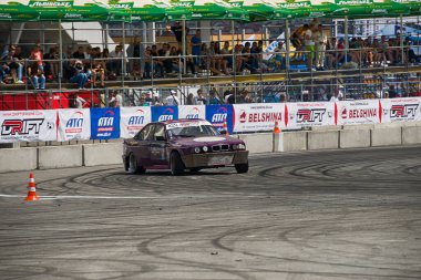 Lviv, Ukrayna - 4 Haziran 2016: BMW markasının tanınmayan sürücüsü Ukrayna 'nın Lviv kentinde düzenlenen şampiyonada pistin üstesinden geldi.