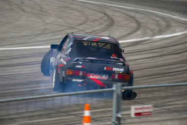 Lviv, Ukrayna - 4 Haziran 2016: Mercedes-Benz markasının tanınmayan sürücüsü Ukrayna 'nın Lviv kentinde düzenlenen şampiyonada pistin üstesinden geldi.