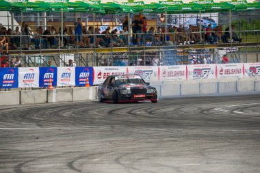 Lviv, Ukrayna - 4 Haziran 2016: Mercedes-Benz markasının tanınmayan sürücüsü Ukrayna 'nın Lviv kentinde düzenlenen şampiyonada pistin üstesinden geldi.