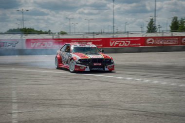 Lviv, Ukrayna - 4 Haziran 2016: BMW markasının tanınmayan sürücüsü Ukrayna 'nın Lviv kentinde düzenlenen şampiyonada pistin üstesinden geldi.