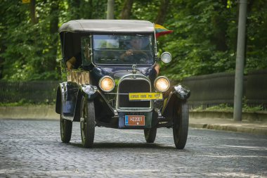 Lviv, Ukrayna - 2 Haziran 2019: Eski model Dodge Brothers (1922) sahibi ve bilinmeyen yolcusu Leopolis Grand Prix 2019, Ukrayna.