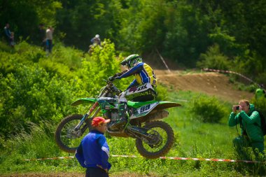 Lviv, Ukrayna - 20 Mayıs 2018: Motokros pistinde Açık Lviv Kupası. Bilinmeyen motosiklet yarışçısı, şampiyonluk maçında motokros pistinin üstesinden geldi..