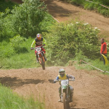 Lviv, Ukrayna - 20 Mayıs 2018: Motokros pistinde Açık Lviv Kupası. Bilinmeyen motosiklet yarışçısı, şampiyonluk maçında motokros pistinin üstesinden geldi..