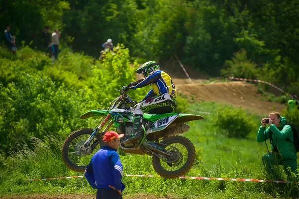 Lviv, Ukrayna - 20 Mayıs 2018: Motokros pistinde Açık Lviv Kupası. Bilinmeyen motosiklet yarışçısı, şampiyonluk maçında motokros pistinin üstesinden geldi..