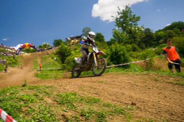 Lviv, Ukrayna - 20 Mayıs 2018: Motokros pistinde Açık Lviv Kupası. Bilinmeyen motosiklet yarışçısı, şampiyonluk maçında motokros pistinin üstesinden geldi..