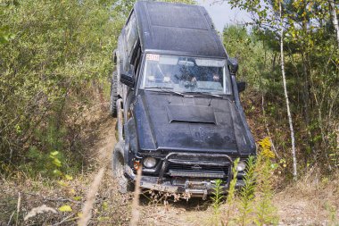 Lviv, Ukrayna - 23 Ağustos 2015: Nissan markası Ukrayna 'nın Lviv kenti yakınlarındaki kumlu kariyerin üstesinden geldi.