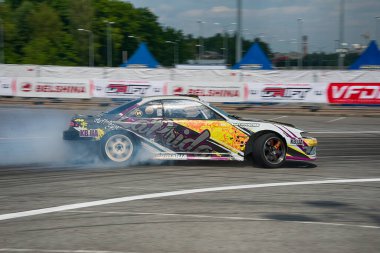 Lviv, Ukrayna - 4 Haziran 2016: Honda markasının tanınmayan sürücüsü Ukrayna 'nın Lviv kentinde düzenlenen şampiyonada pistin üstesinden geldi.
