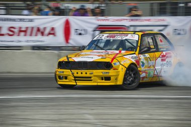 Lviv, Ukrayna - 4 Haziran 2016: BMW markasının tanınmayan sürücüsü Ukrayna 'nın Lviv kentinde düzenlenen şampiyonada pistin üstesinden geldi.