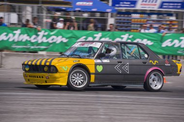 Lviv, Ukrayna - 4 Haziran 2016: BMW markasının tanınmayan sürücüsü Ukrayna 'nın Lviv kentinde düzenlenen şampiyonada pistin üstesinden geldi.