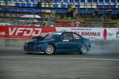 Lviv, Ukrayna - 4 Haziran 2016: BMW markasının tanınmayan sürücüsü Ukrayna 'nın Lviv kentinde düzenlenen şampiyonada pistin üstesinden geldi.