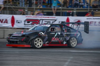 Lviv, Ukrayna - 4 Haziran 2016: Honda markasının tanınmayan sürücüsü Ukrayna 'nın Lviv kentinde düzenlenen şampiyonada pistin üstesinden geldi.