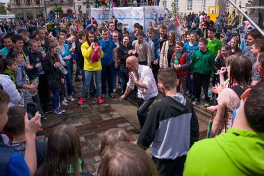 Lviv, Ukrayna - 2 Mayıs 2016: Pazartesi günü Paskalya 'dan sonra belediye binasında kutlama suyu dökülüyor. İnsanlar arasında dans eden kel adamlar.