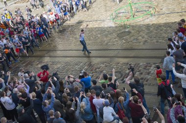 Lviv, Ukrayna - 09 Nisan 2018: Bir Ukrayna Hristiyan geleneği, Ortodoks Paskalya 'dan sonraki ilk gün kutlandı. Gençler birbirlerine su sıkarlar ve belediye binası yakınlarındaki Lviv, Ukrayna 'da eğlenirler..