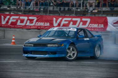 Lviv, Ukrayna - 4 Haziran 2016: Honda markasının tanınmayan sürücüsü Ukrayna 'nın Lviv kentinde düzenlenen şampiyonada pistin üstesinden geldi.