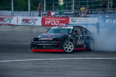 Lviv, Ukrayna - 4 Haziran 2016: Honda markasının tanınmayan sürücüsü Ukrayna 'nın Lviv kentinde düzenlenen şampiyonada pistin üstesinden geldi.