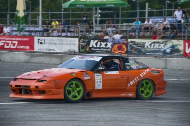 Lviv, Ukrayna - 4 Haziran 2016: Honda markasının tanınmayan sürücüsü Ukrayna 'nın Lviv kentinde düzenlenen şampiyonada pistin üstesinden geldi.