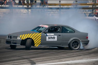 Lviv, Ukrayna - 10 Haziran 2017: BMW markasının tanınmayan sürücüsü Ukrayna 'nın Lviv kentinde düzenlenen şampiyonada pistin üstesinden geldi.