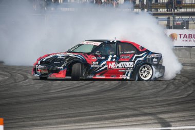 Lviv, Ukrayna - 10 Haziran 2017: BMW markasının tanınmayan sürücüsü Ukrayna 'nın Lviv kentinde düzenlenen şampiyonada pistin üstesinden geldi.