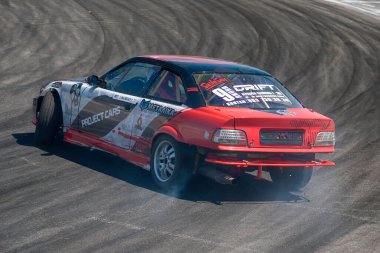 Lviv, Ukrayna - 10 Haziran 2017: BMW markasının tanınmayan sürücüsü Ukrayna 'nın Lviv kentinde düzenlenen şampiyonada pistin üstesinden geldi.