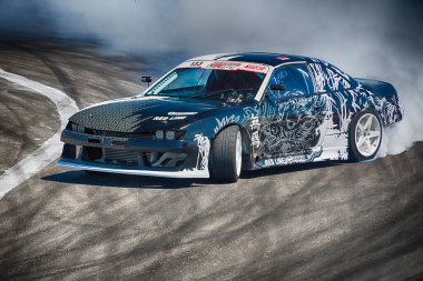 Lviv, Ukrayna - 10 Haziran 2017: Nissan markasının tanınmayan sürücüsü Ukrayna 'nın Lviv kentinde düzenlenen şampiyonada pistin üstesinden geldi.