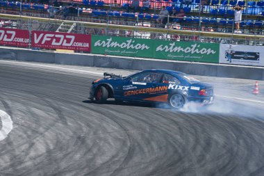 Lviv, Ukrayna - 10 Haziran 2017: BMW markasının tanınmayan sürücüsü Ukrayna 'nın Lviv kentinde düzenlenen şampiyonada pistin üstesinden geldi.