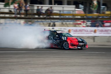 Lviv, Ukrayna - 10 Haziran 2017: Honda otomobil markasının bilinmeyen sürücüsü Ukrayna 'nın Lviv kentinde düzenlenen şampiyonada pistin üstesinden geldi.